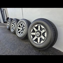 17" Toyota OEM rims w- 265-70R17 tires