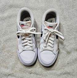 Nike Court Legacy Lift - Womens 6.5.  ( DM7590-100)
