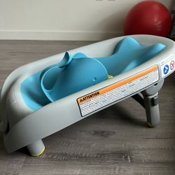 Newborn Baby Bathtub And Faceless Water Handle