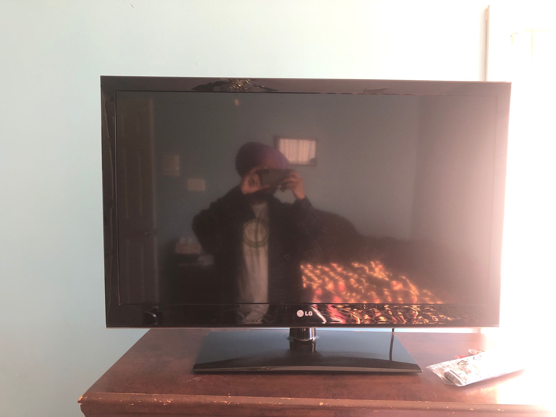 LG 32” FLAT SCREEN TV