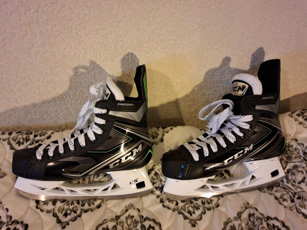 Ccm Ribcor Hockey Skate Intermediate 5.5 Size Wide Width Fits Like A Regular