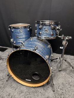 Dw Collectors Blue silk onyx Drum kit