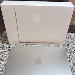 M2 Macbook Air 13 In - 256ssd And 16gb Ram