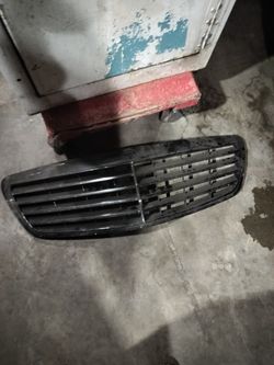 Mercedes Blacked Out Front Grill