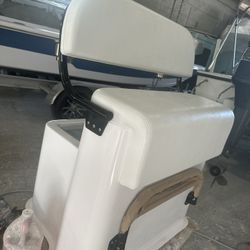 Leaning Post Whit Livewells