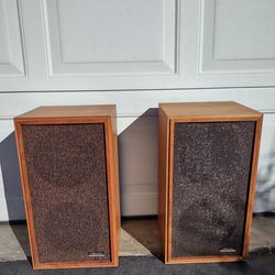 Vintage Realistic bookshelf speakers