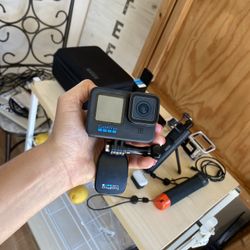 📸 GoPro Hero 11 Black Bundle – Waterproof Case, 4 Batteries, Tripod + More!