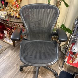 Herman Miller Aeron ( SIZE B ) FULLY LOADED  !!