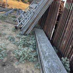 17 Aluminum Planks And 4 Metal Planks 