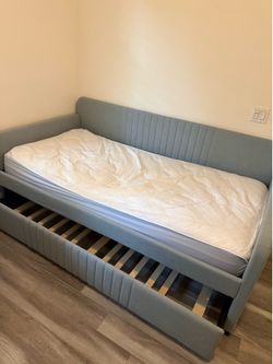 Trundle day bed with 2 mattresses