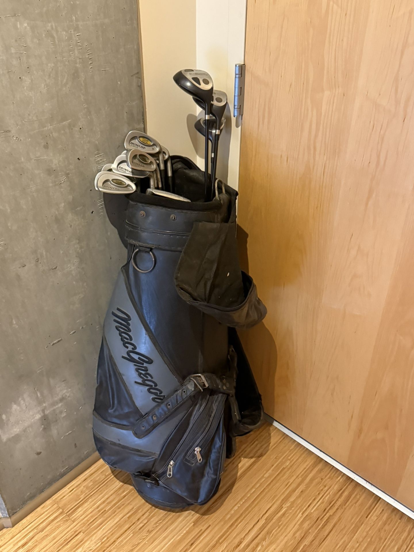12 Dunlop Golf Clubs with MacGregor Bag