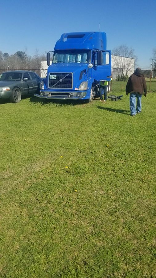 2005 VOLVO VNL64T780 Heavy Duty Trucks - Conventional Trucks w/ Sleeper. $14500 or best offer!! Close to 1m miles with a Cummings engine!!