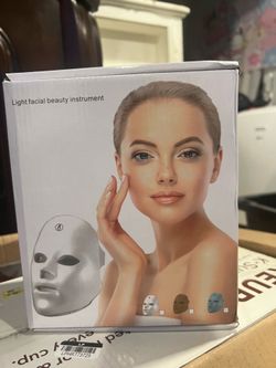 Light facial beauty instrument