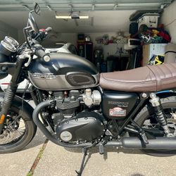2022 Triumph Bonneville T120 Black Motorcycle W/ 3,000 Miles