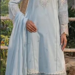 Pakistani woman’s 3 piece outfit