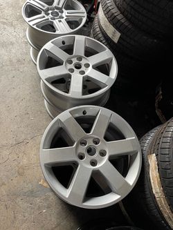 20 inch wheels Land Rover OEM set of matching 4 rims used in good condition no bents no cracks 500$ for 4 plus tax . Original factory rims. Fits Rang