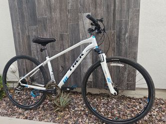 Trek hybrid commuter 700c bike