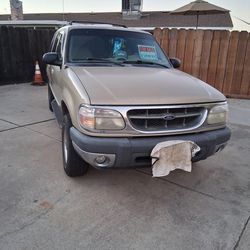 2000 Ford Explorer