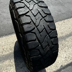 (1) 285/70R17 Toyo R/T Open Country 