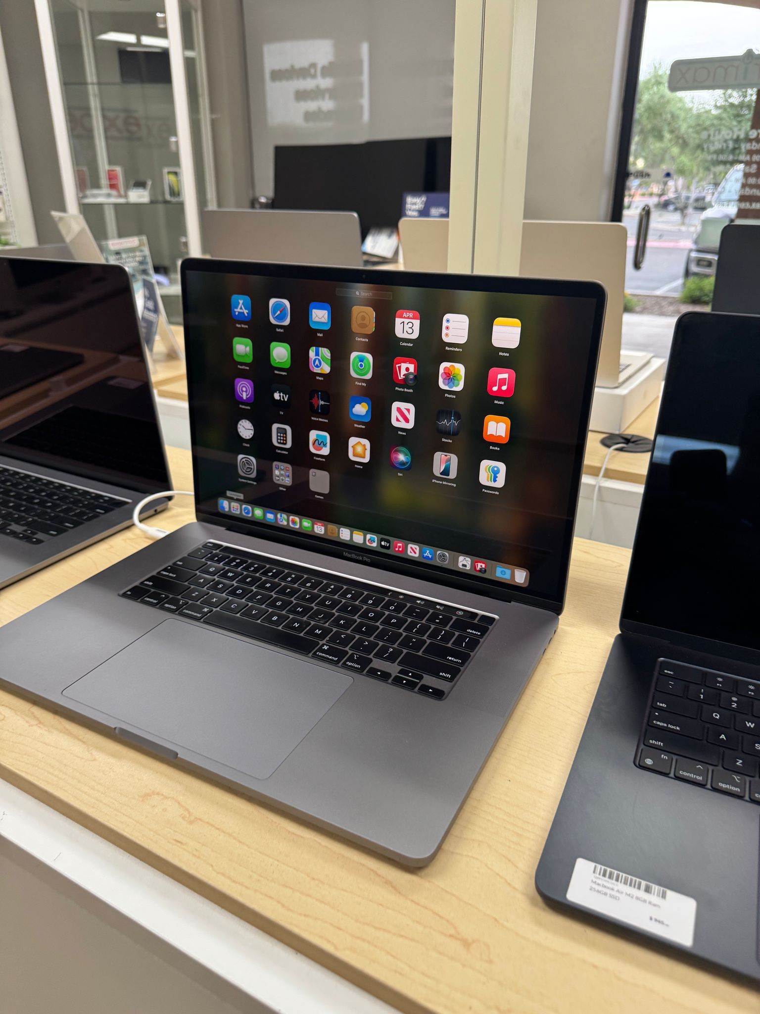 MacBook Pro 16 2.6 GHz 6core intel i7 16GB Ram 512GB Storage Intel UHD Graphics