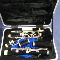 Selmer Bundy Student Clarinet w/ Case. 