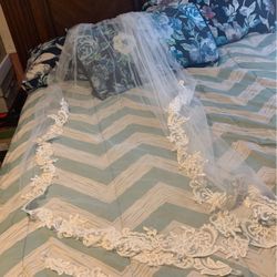 Beautiful Lace Wedding Veil And Matching Detachable Straps