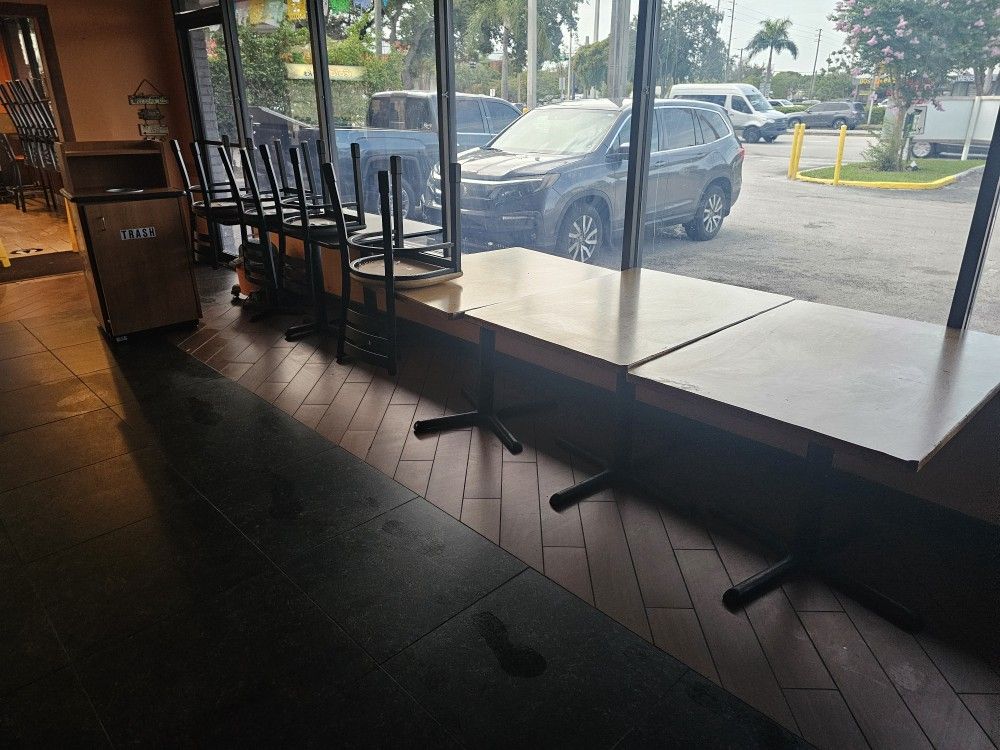 Tables Chair And Garbage 🗑