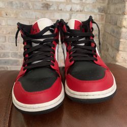 Jordan 1 Mid Chicago Toe
