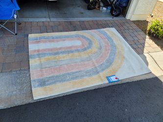 Area Rug 5.3 X 7.6' - New Condition