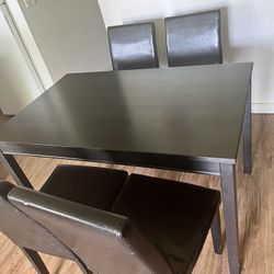 Dining room with 4 chairs