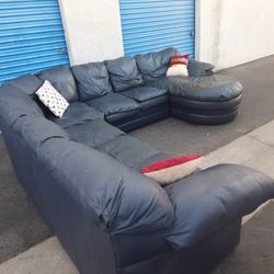 Leather sectional couch 🛋️ very nice