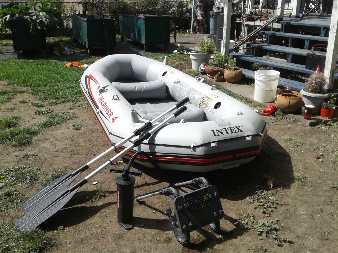 Photo INTEX MARINER 4 RAFT. ONLY USED A COUPLE OF TIMES.