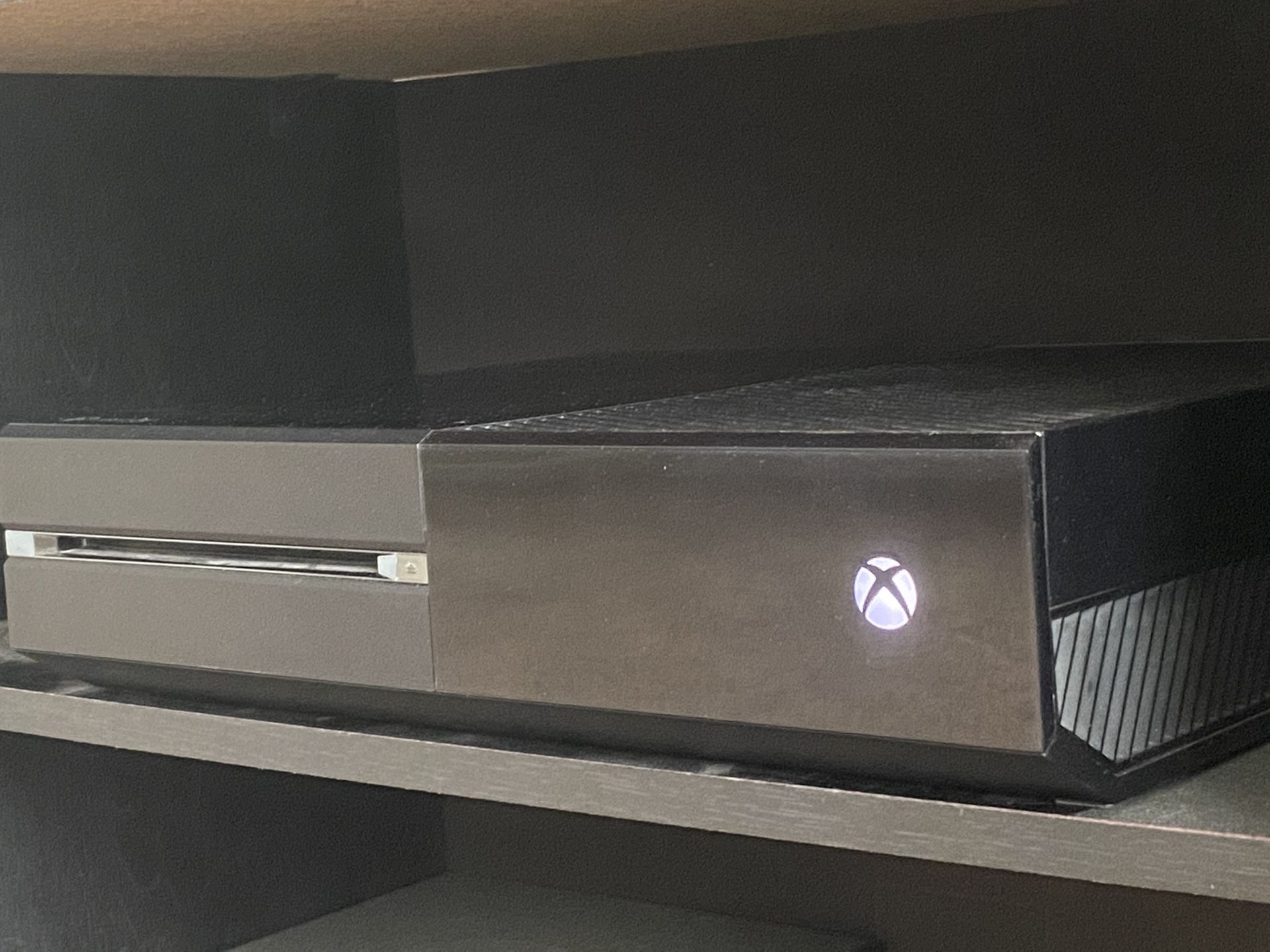 Xbox One 500 GB w/ 2 Controllers and 10 Games