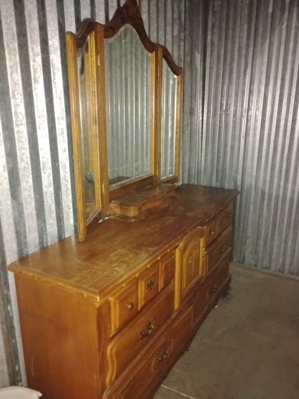 8 Drawer Dresser With 3 Tier Folding Mirror