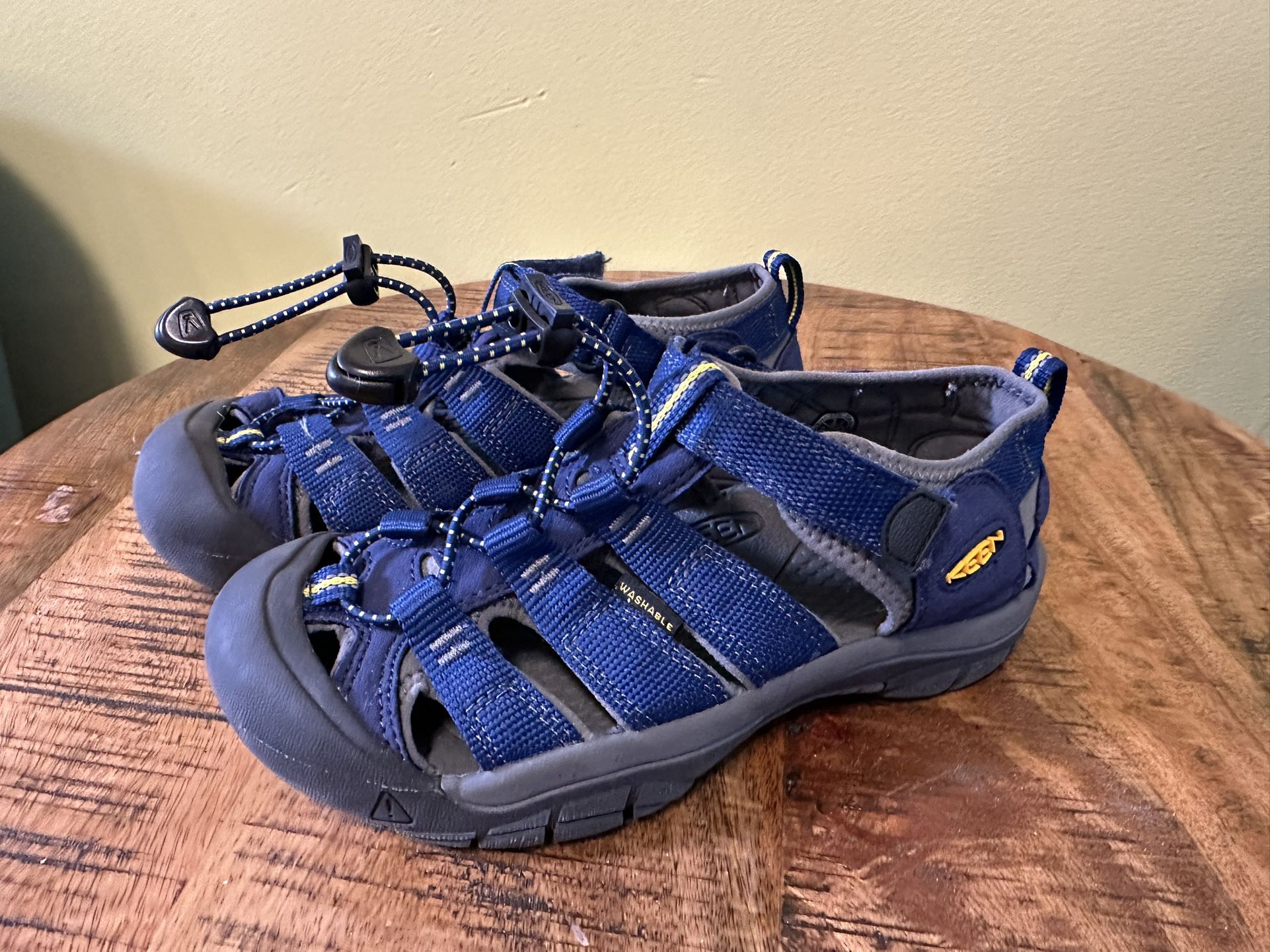 Keen Newport H2 Closed Toe Water Sandals Size 2 Kids