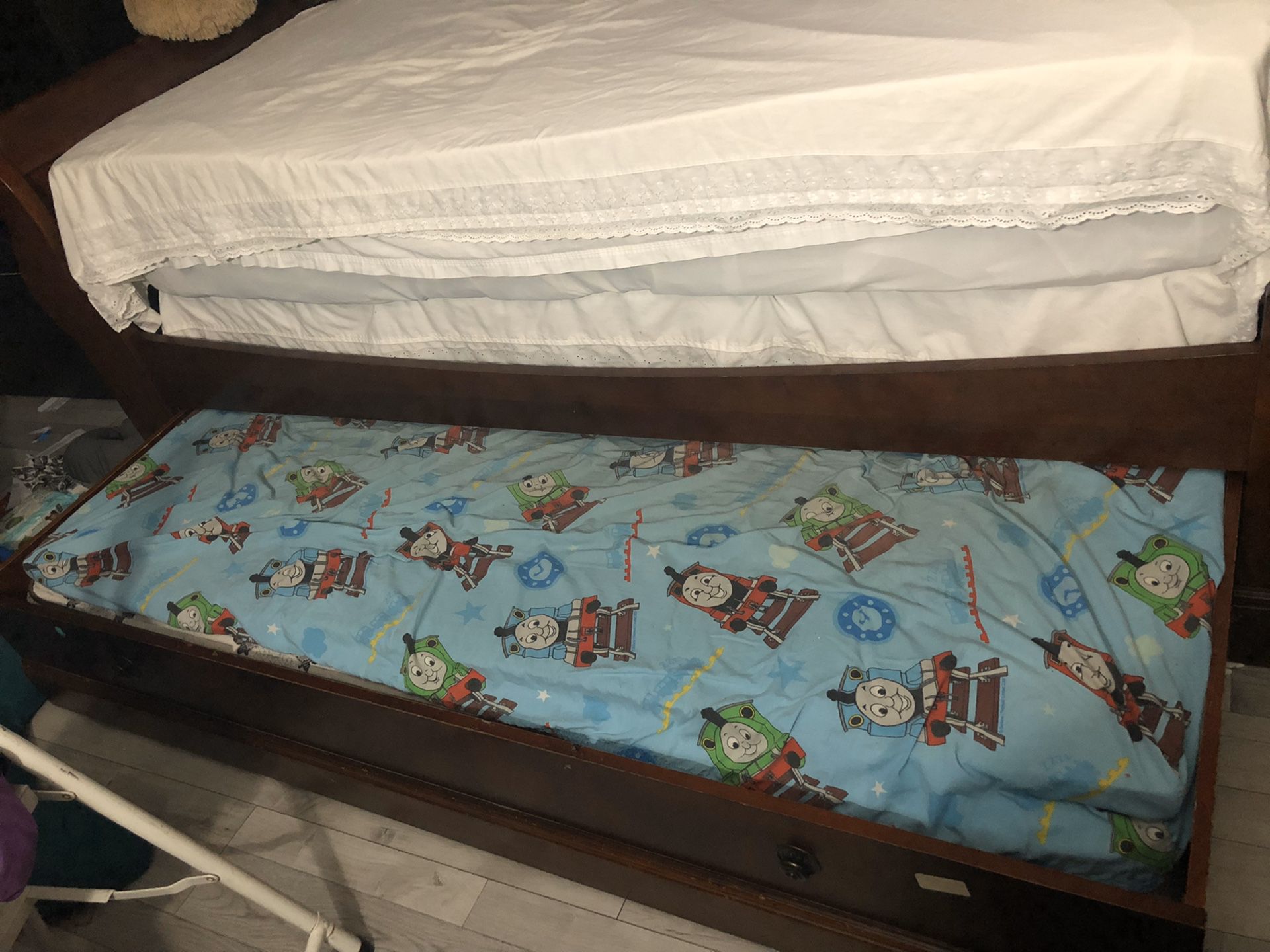Pull out bed trundle (twin)