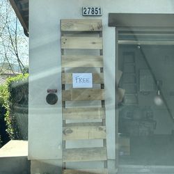 Free wood pallet