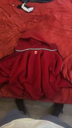 Good condition there’s the tiny tiny hole on the bacc of it but only notice when u really look not big at all