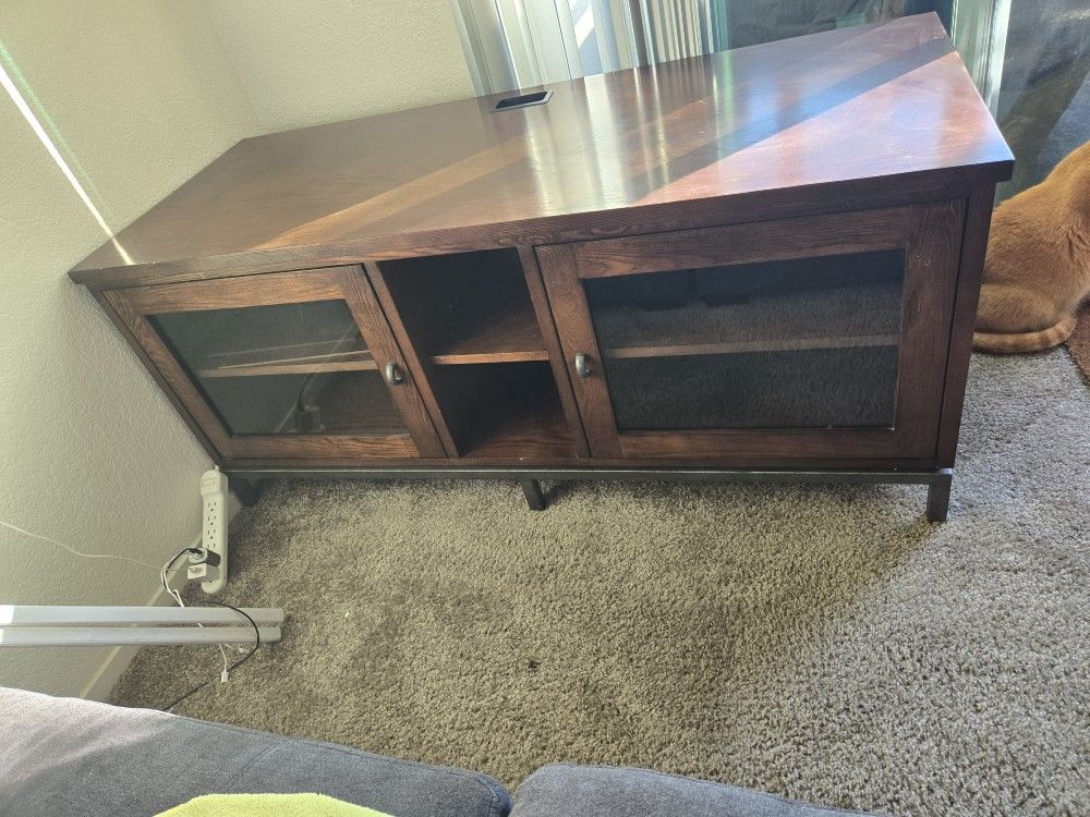 TV Stand/ Entertainment Center