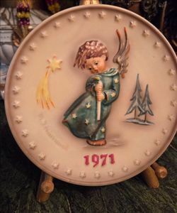 Authentic 1971 Goebel M.I. Hummel First Edition Annual Collector Plate.