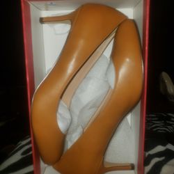 Women's Castamere Tan Round Toe Pumps