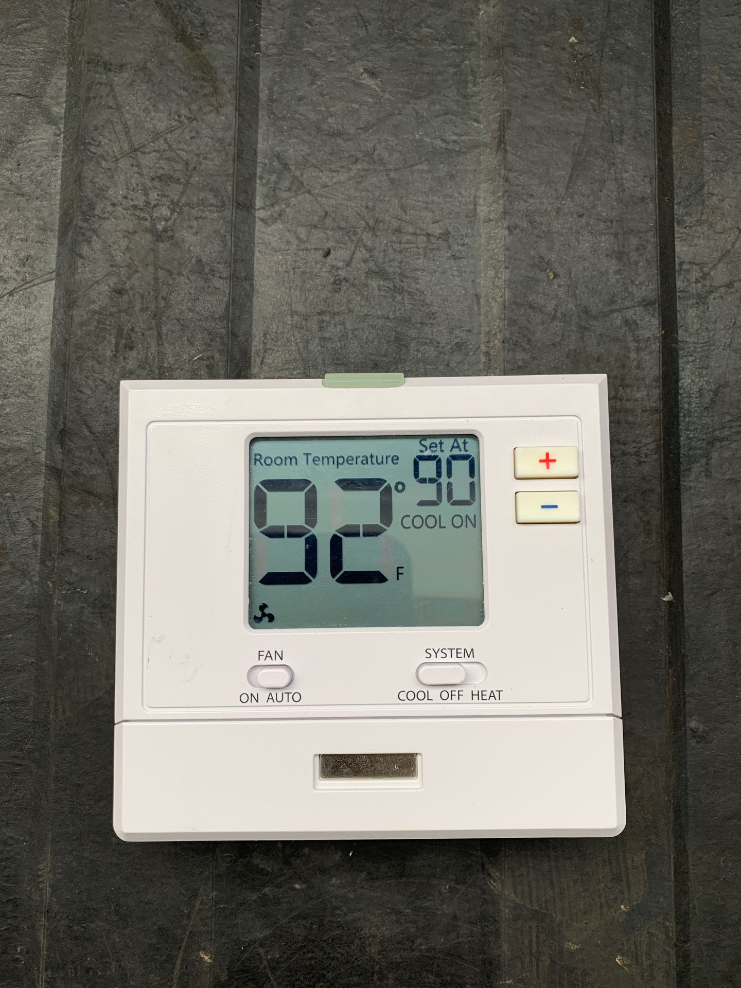 T701 Digital Non-Programmable Thermostat (1H/1C)