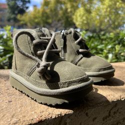 Toddler Uggs 6C
