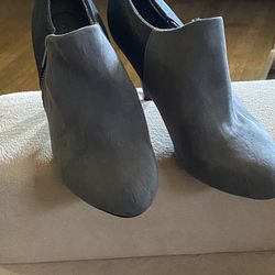 New Women’s Suede Anckle Boots Size 9