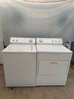 Whirlpool washer and gas dryer laundry set