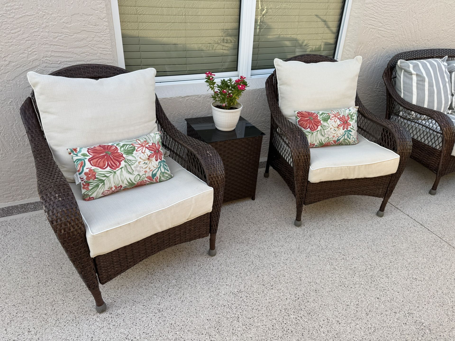 Outdoor Wicker Chairs With Table