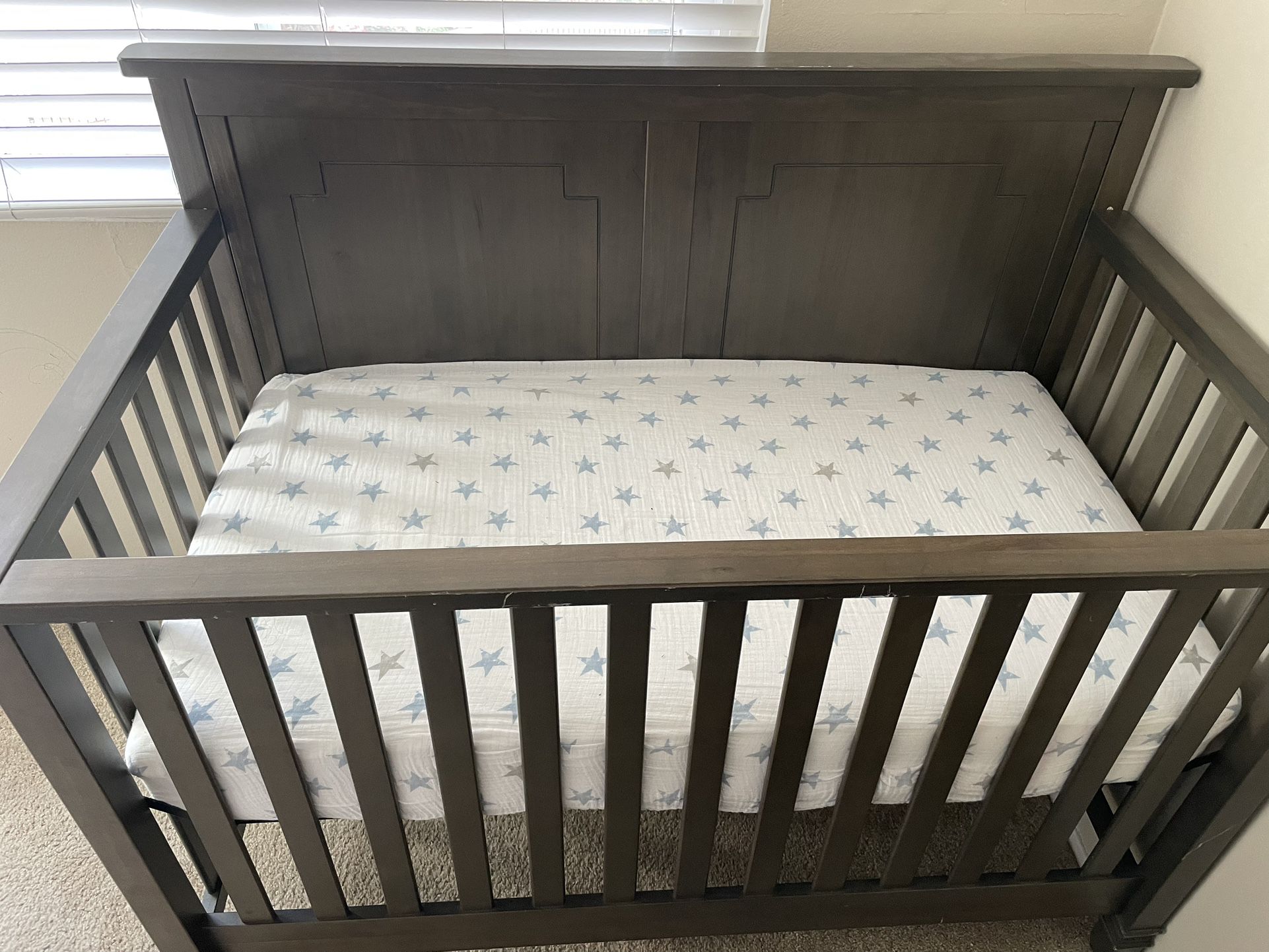 Baby Crib With Breathable Mattress.
