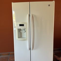 GE White Fridge with Water & Ice Dispenser