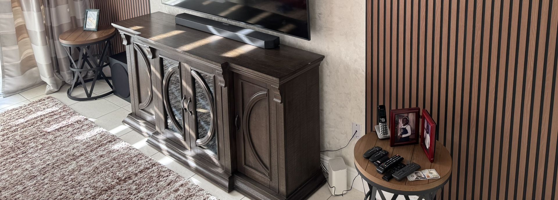 Wood TV Console With 2 Side Table In Excellent Condition