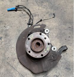 BMW E39 540i DRIVER FRONT WHEEL STEERING KNUCKLE SPINDLE